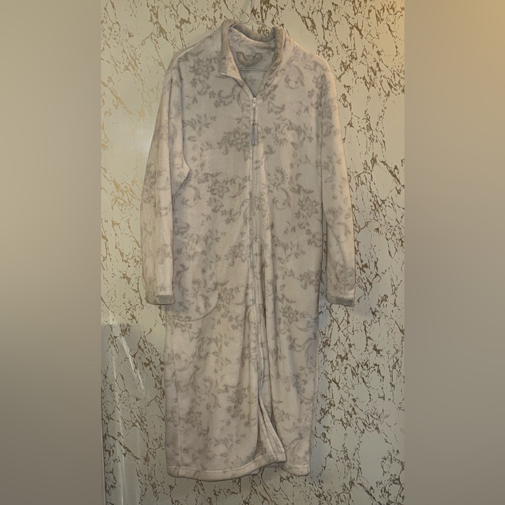 Size M Cozy Floral Zip-Up Robe w/pockets. Tag missing measures 23in pit to pit.